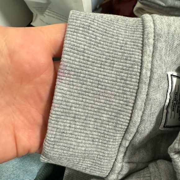 Herschel supply crew neck sweater unisex medium with a small pink stain by label - Picture 4 of 4